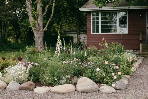 How to landscape Swedish Cottage Style - Potager Online Swedish Cottage Garden, Swedish Garden, Cottage Gardening, Front Path, How To Landscape, Swedish Farmhouse, Scandinavian Cottage, Swedish Cottage, Perennial Vegetables