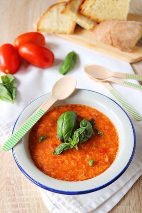 Pappa al pomodoro: ricetta toscana | Dissapore Mexican Corn Soup, Beef Tagine, Healthy Vegetable Soup, Beef Chorizo, Vegetable Soup Healthy, Seafood Chowder, Mexican Corn, Soup Healthy, Cheeseburger Soup