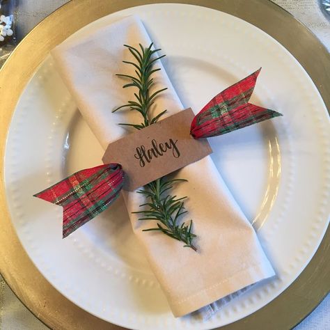 Xmas Wedding Table Decorations, Personalized Christmas Napkins, Napkin Ring Diy Christmas, Diy Christmas Table Settings, Rustic Christmas Napkin Rings, Handmade Christmas Napkin Rings, Xmas Napkin Rings, Christmas Dinner Napkin Ideas, Napkin Ideas For Christmas