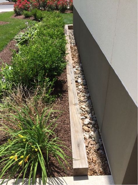 Why do many landscapers put gravel around the base of buildings? - Gardening & Landscaping Stack Exchange Building Foundation, Gardening Landscaping, Farmhouse Landscaping, Landscaping With Large Rocks, Diy Crafts For Kids Easy, Landscaping With Rocks, Flower Bed, Landscaping Plants, Backyard Landscaping Designs