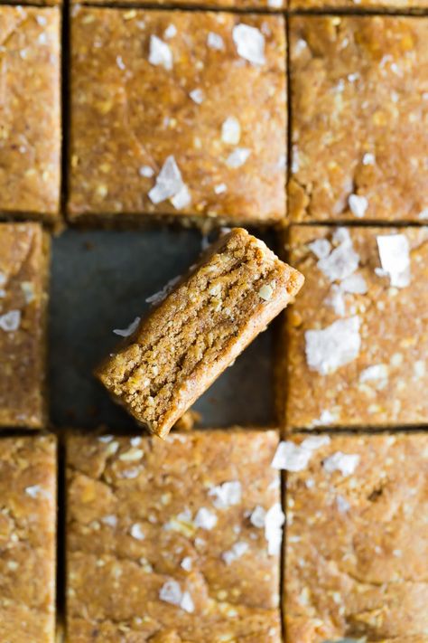 Easy homemade protein bars that taste just like a cinnamon roll! Save yourself money by making your own protein bars; they are no-bake, made with a few simple ingredients and soooo much better than store-bought! Post includes a video tutorial. #sweetpeasandsaffron #mealprep #proteinbar #snack #protein #glutenfree #fitness #homemade Sweets Videos, Healthy Office Snacks, Homemade Protein Bars, Sweet Peas And Saffron, Healthy High Protein Snacks, Protein Bars Homemade, Healthy Protein Snacks, Protein Bar Recipes, Homemade Granola Bars