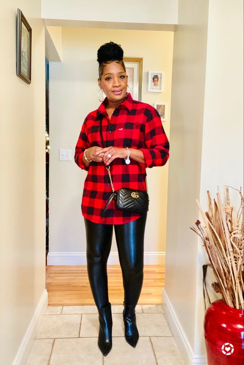 Fashion For Black Women Over 40, Red Black And White Outfit Ideas, Red And Black Flannel Outfit, Red And Black Outfits Baddie, Red Plaid Shirt Outfit, Plaid Shirt Outfits, Black Women Fashion, Fall Fashion Outfits, Winter Fashion Outfits