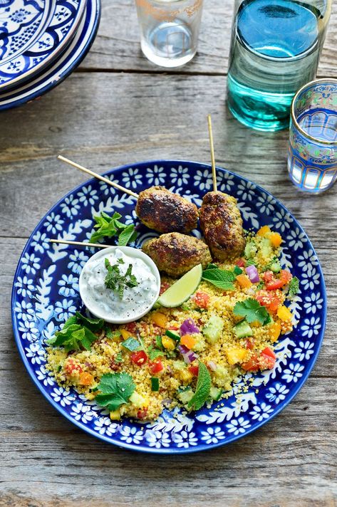 Het lekkerste recept voor "Köfte met couscous en tzatziki" vind je bij njam! Ontdek nu meer dan duizenden smakelijke njam!-recepten voor alledaags kookplezier! Dinner For 2, Ras El Hanout, Group Meals, Polenta, Greek Recipes, Main Meals, Couscous, Quinoa, Cooking And Baking