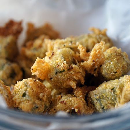 Crunchy Baked Okra: They taste like fried okra, just less greasy. We like okra for many reasons.  It tastes great and it is packed with vitamin A, B, C, and K, its antioxidant properties, fiber, folates, iron, calcium, manganese, magnesium, and more. Baked Okra, Fresh Okra, Gerd Diet, Okra Recipes, Idee Pasto Sano, Vegetable Sides, Side Recipes, Veggie Sides, Veggie Dishes