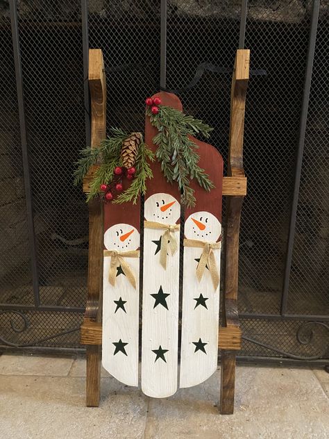 Painted Old Sleds, Mini Sled Decorating Ideas Diy, Small Wooden Sleigh Decorating Ideas, Painted Sleds Ideas, Wood Sled Decor, Wooden Sled Decor Diy, Sled Painting Ideas, Painted Sleds For Christmas, Wooden Sleds Christmas Decor