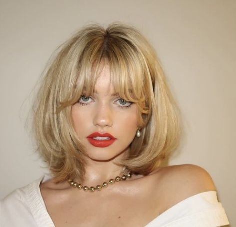 90s Hairstyles Fringe, Side Part With Fringe Bangs, Retro Blonde Hair, 70s Style Hair Short, 70s Curtain Bangs Short Hair, Short Wedding Hair With Bangs, Funky Blonde Hair Color Ideas, 1950s Haircut, Funky Bangs