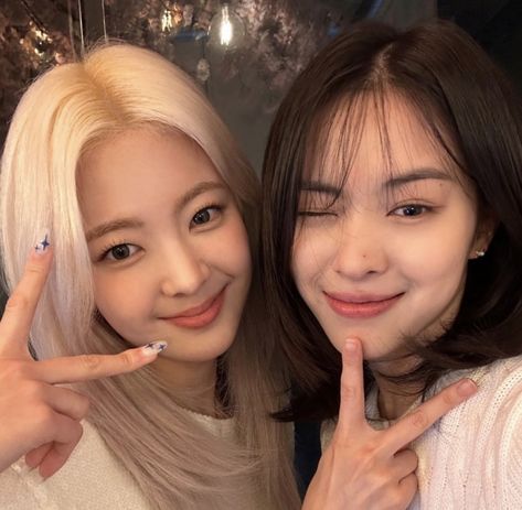 #itzy #ryujin #lia #itzyryujin #itzylia #midzy #kpopicons #kpop Itzy Lia, Twitter Update, Married Couple, Best Couple, Kpop Girl Groups, Friends Forever, South Korean Girls, Seoul, Kpop Girls