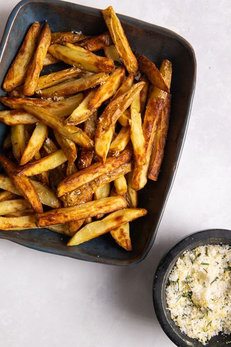 chips cooked in an air fryer in a blue dish with salt Air Fryer Chips, Chunky Chips, Fried Chips, Hot Chip, Homemade Chips, Airfryer Recipes, Delicious Gluten Free Recipes, Deli Food, Vegan Gluten Free Recipes