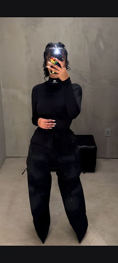 Monochromatic Outfit Aesthetic Black Women, Black Woman Elegant Outfit, All Black Dressy Casual Outfits, All Black Comfy Outfit, Upscale Casual Outfit Women, Winter Basic Outfits, Comfy Classy Outfits, Winter Everyday Outfits, All Black Outfit Winter