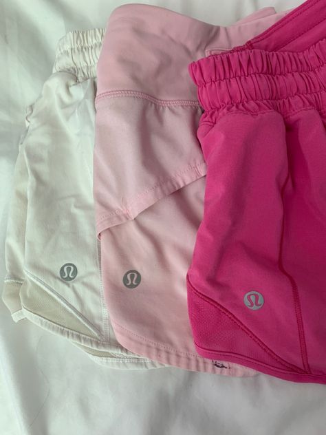 Lulu Shorts Outfit School, Lulu Shorts Outfit, Lululemon Outfit Fashion, Pink Lululemon Shorts, Lulu Fits, Lulu Lemon Shorts, Lulu Outfits, Lulu Shorts, Pink Lululemon