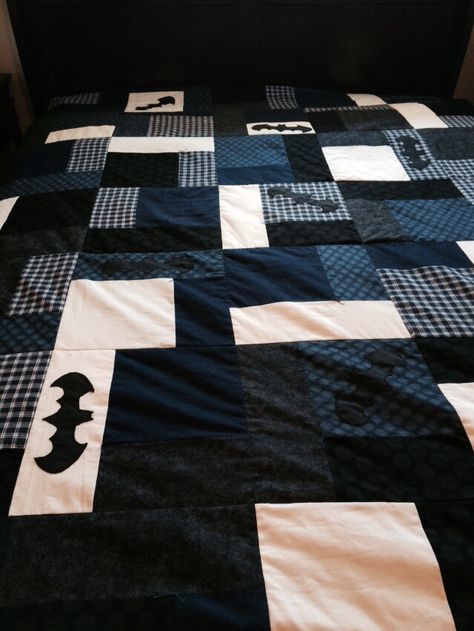 Batman quilt I made for my sons birthday Teen Boy Quilt Ideas, Batman Blanket, Batman Clothing, Batman Quilt, Batman Crafts, Batman Bed, Batman Things, My Sons Birthday, Batman Diy