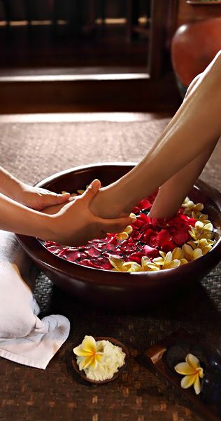 ♛$...Luxury Lifestyle...$♛ A relaxing foot massage at the Spa of the Warwick ibah Bali Spa Pedicure, Spa Therapy, Spa Decor, Foot Spa, Foot Soak, Suncare, Relax Spa, Spa Design, Best Spa