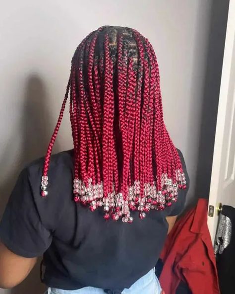 Knotless Braids with Beads: 34 Inspos for You Mini Knotless Box Braids With Beads, Short Rasta Braids With Beads, Mini Knotless Braids, Mini Braids With Beads, 30 Knotless Braids, Knotless Braids With Beads, Cornrows With Beads, Mini Braids, Red Box Braids