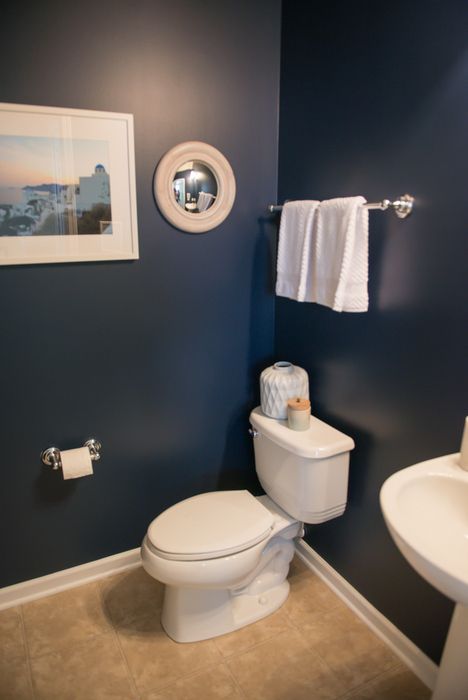 Deep, rich navy walls in Naval SW 6244. White accents with touches of tan and the palest hint of peach. This bathroom makes a statement: bold works. Cloakroom Ideas, Tan Bathroom, Navy Bathroom Decor, Dark Blue Bathrooms, Makeover Kamar Mandi, Navy Blue Bathrooms, Navy Bathroom, Blue Bathroom Decor, White Bathroom Decor