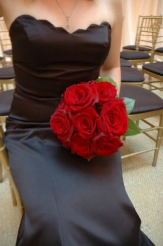 Simple red rose bouquet for bridesmaids and maid of honor Groomsman Flowers, Matric Farewell, Bm Dresses, Martha Weddings, Bridesmaids Bouquet, Black Bridesmaids, Red Rose Bouquet, Wedding Pins, Flower Arranging