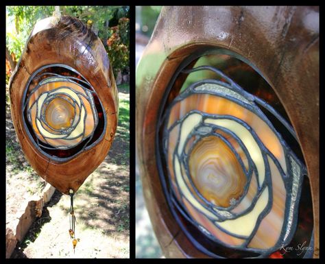 Natural agate & glass framed in a mahogany slab Stained Glass With Geodes Agate Slices, Agate Crafts, Glass Display Box, Agate Art, Modern Stained Glass, Mosaic Garden Art, Glass Mosaic Art, Stained Glass Ornaments, Stained Glass Flowers