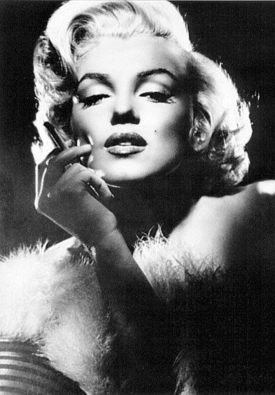 Iconic female star. They say the biggest stars have contradictions. Marilyn was dumb and smart, sexy and innocent, humble and proud. Marilyn Monroe Fotos, Photos Rares, Personaje Fantasy, Marilyn Monroe Quotes, Jane Russell, Makeup Icons, Marilyn Monroe Art, Mae West, Gene Kelly