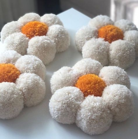 Ideas With Pompoms, Pompom Wall Decor, Pom Pom Gifts, Daisy Baby Nursery, Pom Pom Crafts For Adults, Pom Pom Ideas, Easter Pom Pom Crafts, Pompom Daisy, Pom Pom Rugs