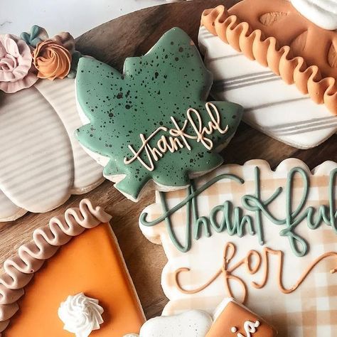 Thanksgiving Cookie Name Place Cards, Happy Thanksgiving Sugar Cookies, Thankful Cookies Decorated, Thanksgiving Cookie Place Cards, Thanksgiving Mini Cookies Decorated, Mini Thanksgiving Cookies, Thanksgiving Cookie Sets, Thanksgiving Cookies Decorated Ideas, Thanksgiving Cookies Decorated Easy