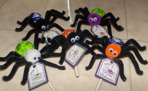 12 Easy Treats (to make) for Halloween Class Parties - Simple Simon and Company Halloween Treat Ideas For School, Lollipop Spiders, Tootsie Roll Pops, Halloween Office Party, Easy Treats To Make, Classroom Halloween, Halloween School Treats, Halloween Class Party, Halloween Party Treats