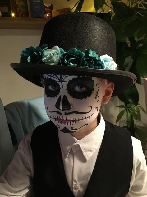 Halloween Usa, Skull Face Paint, Halloween Gift Baskets, Dead Makeup, Cute Halloween Makeup, Sugar Skull Makeup, Face Painting Halloween, Día De Muertos, Kids Makeup