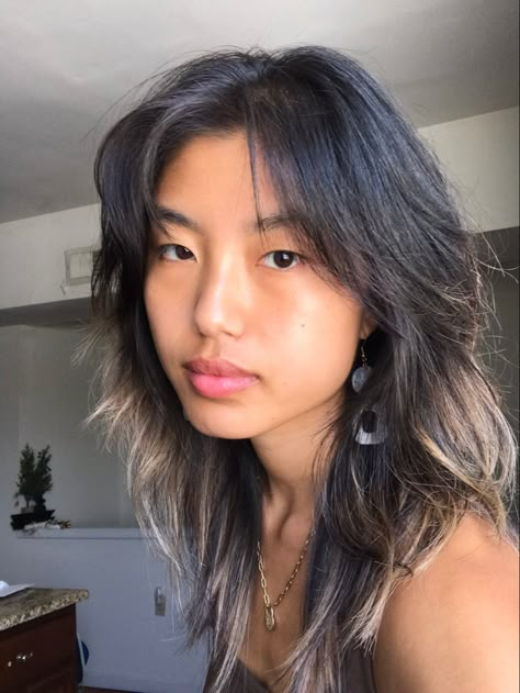 Medium Shag Haircut Curtain Bangs, Medium Length Haircut With Layers Unstyled, Layered Straight Medium Length Hair, Women Haircut Wolfcut, Wolfcut Hair Women Medium, Wolfcut Hair Long With Color, Layered Hair With Under Dye, Shags For Straight Hair, Lots Of Layers Medium Hair Curtain Bangs