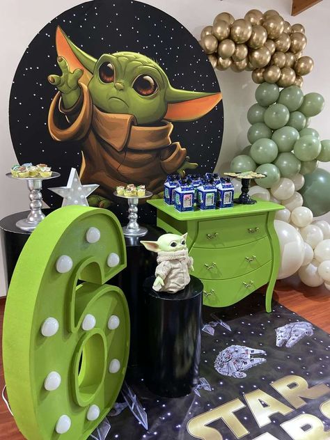 En una hermosa galaxia | CatchMyParty.com Yoda Centerpiece, Yoda Birthday Party Ideas, Baby Yoda Birthday Party Ideas, Baby Yoda Birthday Party, Yoda Birthday Party, Grogu Birthday, Yoda Happy Birthday, Yoda Decorations, Star Wars Baby Nursery