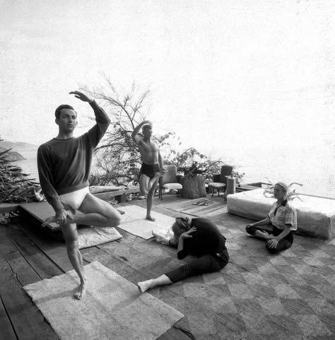 Douglas Madsen, sometime sculptor, clothes and jewelry designer, teaching yoga to neighbors in Big Sur, 1959. History Of Yoga, Yoga History, Mind Healing, Vintage Yoga, Mindful Morning, Yoga Pics, Yoga Spirituality, Alfred Eisenstaedt, Yoga Inspo