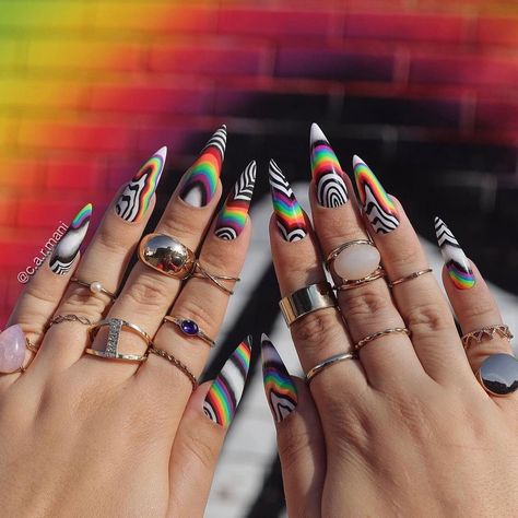 Rainbow Wave Nails, Rainbow And Black Nails, Original Nails Designs, Crazy Nails Designs, Black Rainbow Nails, Two Toned Nails, Crazy Nails Ideas, Trippy Nail Designs, Psychadelic Nails