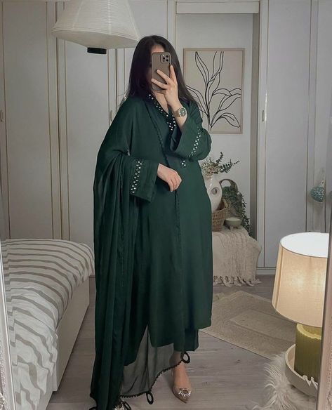 Dark Green Kurta Woman, Dark Green Kurti, Mom Clothing, Pakistani Kurta, Simple Dress Casual, Pakistani Women Dresses, Modest Casual Outfits, Desi Fashion Casual, Pakistani Dresses Casual