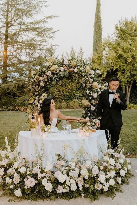 Sweetheart Table Unique, Wedding Sweetheart Table Ideas Outdoor, Vintage Wedding Reception Decorations, Sweet Hearts Table, Wedding Sweet Heart Table Ideas, Park Winters Wedding, Sweet Heart Table Florals, Flower Aisle Wedding, Bride And Groom Table Decorations