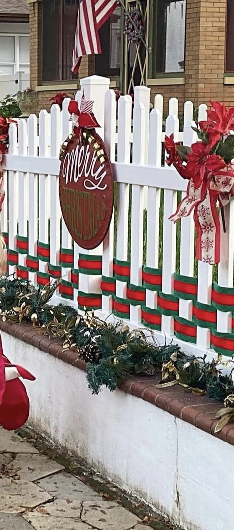 How To Decorate A Fence For Christmas, Picket Fence Christmas Ideas, Christmas Fence, Christmas Patio, Outside Christmas Decorations, Front Fence, White Picket Fence, Fence Decor, Fence Ideas