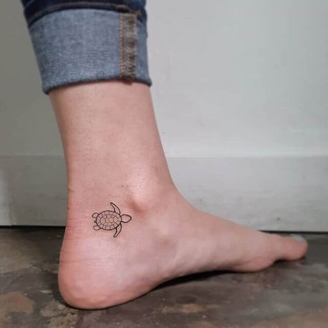 21+Small & Simple Turtle Tattoo Designs | PetPress Sea Turtle Tattoo Behind Ear, Dainty Turtle Tattoo, Turtle Tattoo Ideas Simple, Easy Turtle Tattoo, Cute Tattoos Turtle, Simple Tattoos Turtle, Turtle Outline Tattoo, Little Turtle Tattoo, Turtle Tattoo Minimalist