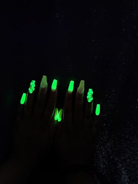 Glow in the dark nails Short Acrylic Nails Square Glow In The Dark, Cute Glow In The Dark Nails, Glow In The Dark Alien Nails, Glow In The Dark Witchy Nails, Glow In The Dark Nail Polish, Glow In The Dark Nails, Dark Nail Art, Acrylic Overlay, Minimal Nails