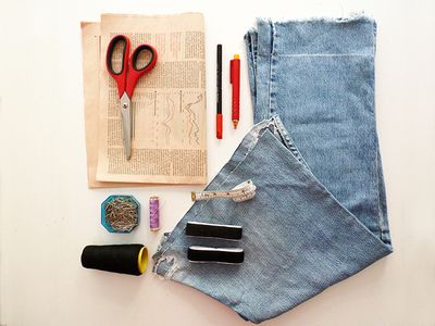 Diy Crop Top Recycling Old Jeans Legs · How To Make A Recycled Top · Sewing on Cut Out + Keep Jeans Into Top, Crop Top Diy, Revamp Clothes, Top Pattern Sewing, Restyle Clothes, Jeans Refashion, Diy Corset, Diy Clothes Patterns, Diy Crop Top