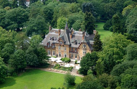 Villa Rothschild Kempinski in Frankfurt, Germany.... We seen a lot of castles while we were in Germany. Such a beautiful place! Romantic Hideaways, Germany Castles, Castle Hotel, Restaurant Lounge, Hotel Villa, Top Hotels, Beautiful Buildings, Hotels And Resorts, Breathtaking Views