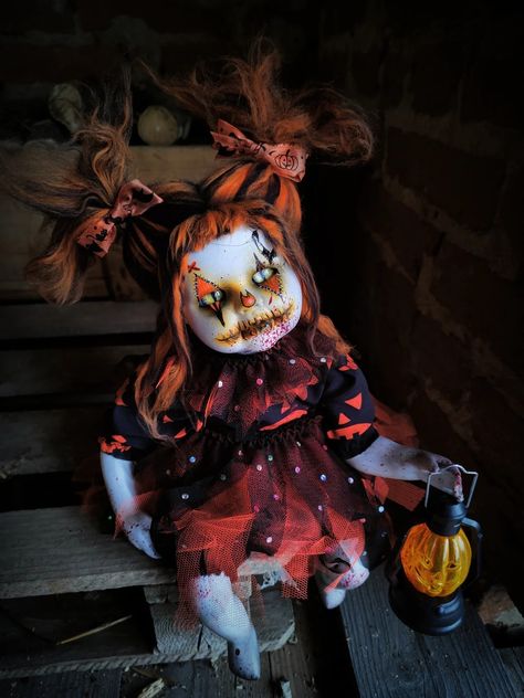 Porcelain Doll Makeover, Scary Baby Dolls, Altered Dolls, Creepy Doll Halloween, Horror Crafts, Doll Makeover, Creepy Baby Dolls, Painted Dolls, Deco Halloween