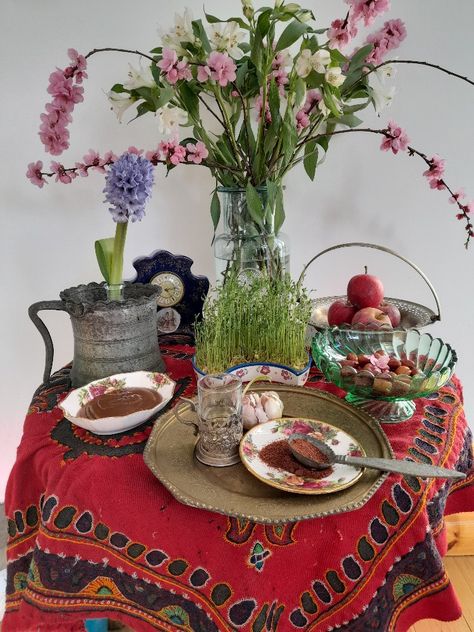 Norooz Aesthetic, Norooz Crafts, Haftsin Design, Haftsin Ideas, Haftseen Design, Norooz Design, Nowruz Table, Haft Sin, Haft Seen