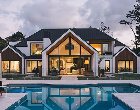 Modern Colonial House Exterior, Gard Modern, Modern Colonial House, House With A Pool, Colonial House Exteriors, Home Designs Exterior, Farmhouse Exterior Design, Large House, Modern Farmhouse Exterior