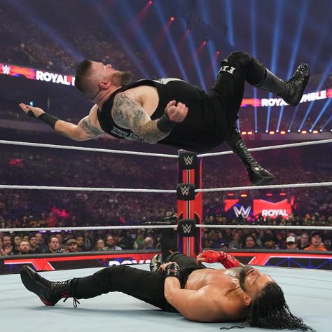 Roman Reigns Vs Kevin Owens, Royal Rumble 2023, The Bloodline, Kevin Owens, Royal Rumble, Wwe Photos, Roman Reigns, Wwe Superstars, Reign