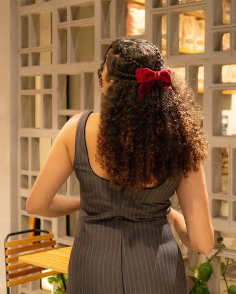 ♣️🖤🐺 Cupom: Assis12🏷️ #micas #shopmicas #outfits #reels #reelsinstagram #outfitstyle #lookoftheday #outfitinspiration #ootd #ootdfashion Curly Hair With Bow, Curly Hair Bow, Curly Hairstyles With Braids, Hair With Bow, Braids To Try, Bow Hairstyles, Woman With Curly Hair, Hairstyles With Braids, Braided Crown