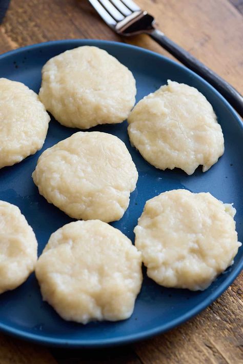 Jamaican Dumplings, Boiled Dumplings, Jamaican Breakfast, Jamaican Cuisine, How To Make Dumplings, Frozen Dumplings, Jamaican Dishes, Foreign Food, Plantains Fried