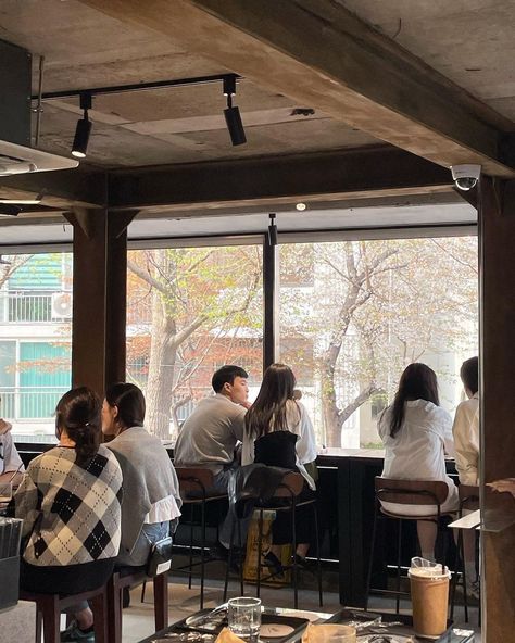 Coffee Shop Korean Aesthetic, Aesthetic Korean Cafe Interior, Caffe Korean, People Talking Aesthetic, Korean Coffee Shop Aesthetic, Korean Restaurant Aesthetic, Cafe Aesthetic Korean, Korean Cafe Aesthetic, Korean Cafes