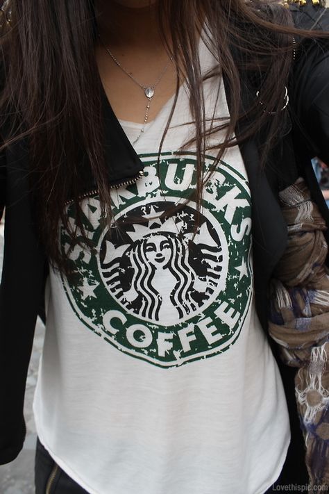 Starbucks t-shirt fashion hair starbucks girl jewelry coffee Starbucks T Shirt, Starbucks Girl, Starbucks Shirt, Starbucks Lovers, Dieselpunk, Look At You, Looks Style, Mode Inspiration, Passion For Fashion