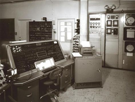 Univac Computer, Analog Computer, Office Automation, Hard Surface Modeling, Computer History, Internet Radio Station, Old Technology, Physics And Mathematics, Visual Learning