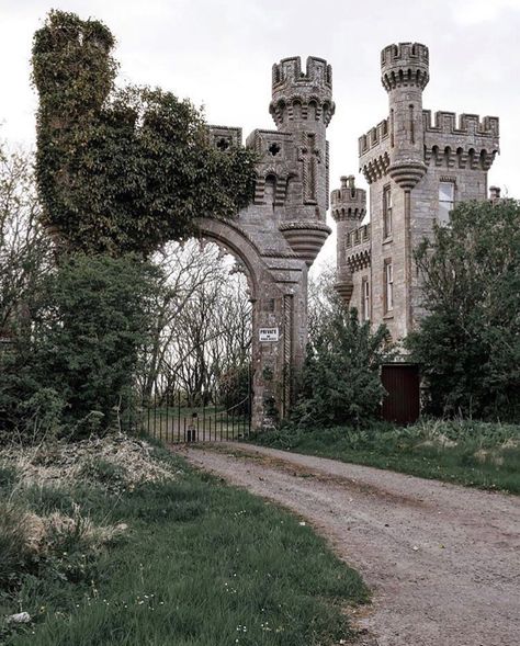 Small Castles, Old Castle, Castle Tower, Scottish Castles, Gate House, Chateau France, Castle Ruins, Castle House, Beautiful Castles