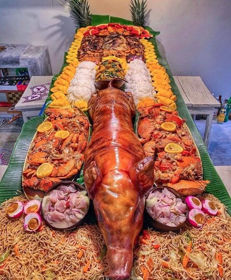 "Budol food" is common here in the Philippines and it's filipino culture. 🇵🇭 A boodle fight is a meal that dispenses with cutlery and dishes. food is served and spread on some banana leaves in a long table. Other than banana leaves, you must use your 🤲 - Glow Community Filipino Food Party, Siargao Philippines, Bbq Foods, Food Set Up, Filipino Food Recipes, Philippines Food, Art App, Filipino Foods, Filipino Culture