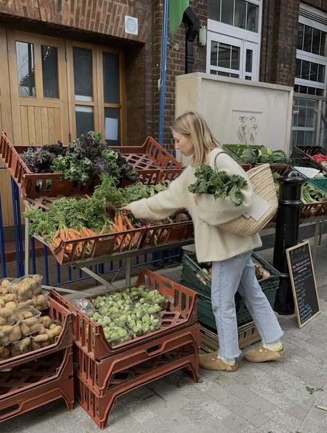 Farmers Market Aesthetic Outfit, Farmers Market Outfit Spring, Farmer Market Outfit, Farmers Market Pictures, Farmers Market Photoshoot, Market Photoshoot, Farmers Market Aesthetic, Farmers Market Outfit, Market Aesthetic