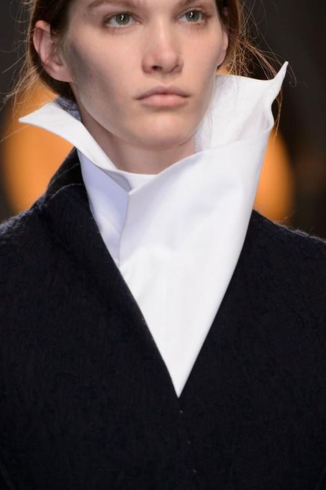 “Aganovich F/W 2015-16 ” art fashion Detail Couture, Moda Chic, Crisp White Shirt, Collar Designs, Fall 2015, White Shirts, White Fashion, Tweezers, Collar And Cuff