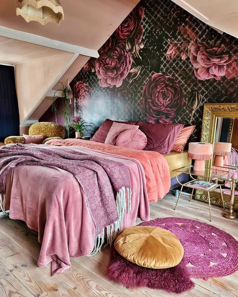 3,480 Me gusta, 121 comentarios - Mindy ♡ Bold interior (@mindy_schroor) en Instagram: "OK ik vind het heftig, zo'n badkamer verbouwing! En ik weet het, ik stel me aan🙈 (iets met hem…" Bold Interior, Dekorasi Kamar Tidur, Room Inspiration Bedroom, Dream Rooms, Dream House Decor, Aesthetic Room Decor, My New Room, Pink And Purple, Home Fashion